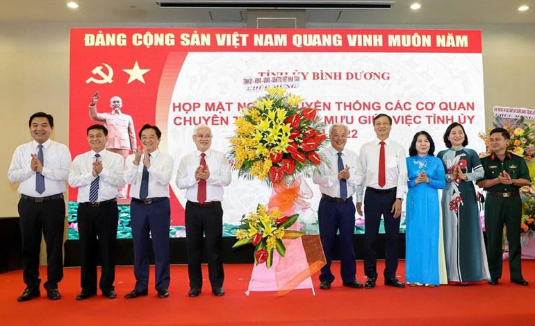 Lãnh đạo Tỉnh ủy Bình Dương trao tặng hoa nhân Ngày truyền thống các cơ quan chuyên trách tham mưu giúp việc Tỉnh ủy.