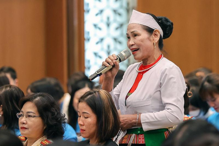 Chị Nguyễn Thị Bình, người dân tộc Mường, Chủ nhiệm Hợp tác xã Bản Dao tỉnh Hòa Bình đặt câu hỏi tại Hội nghị. Thủ tướng tặng hoa vinh danh phụ nữ tiêu biểu thực hiện 2 đề án của Chính phủ.