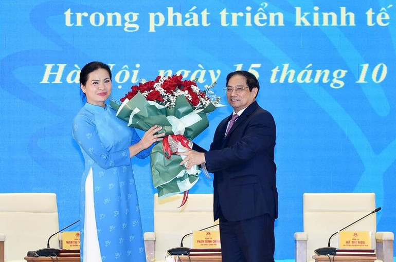 Thủ tướng Phạm Minh Chính tặng hoa chúc mừng lãnh đạo Hội Liên hiệp phụ nữ Việt Nam.