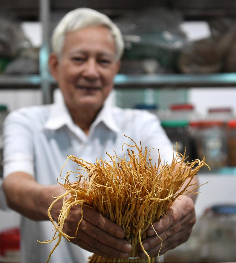 Một đời nghiên cứu, sưu tầm đến nay kho thuốc đông y của ông đã có hàng nghìn vị thuốc quý, sẵn sàng cứu chữa cho bệnh nhân.