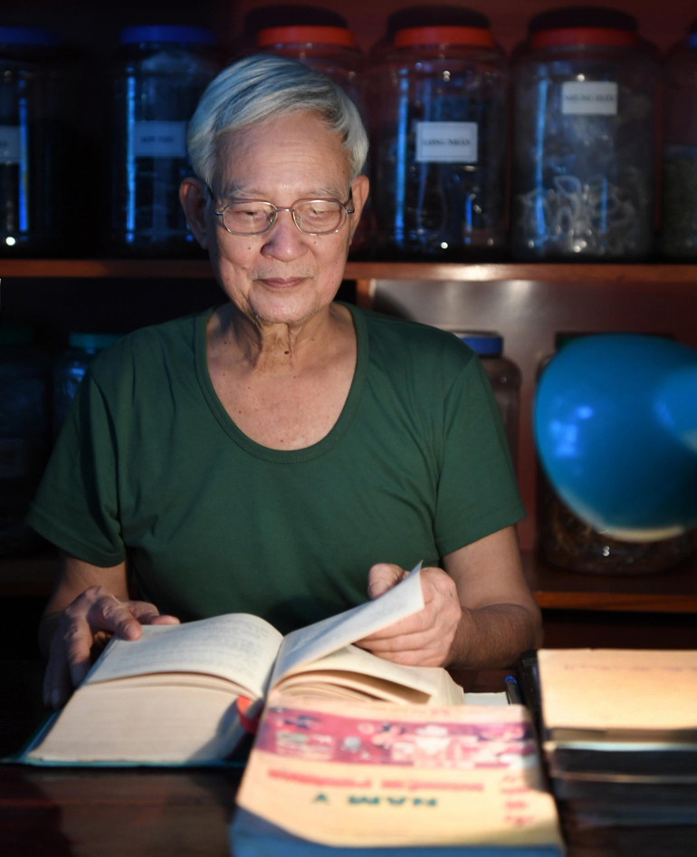 Hằng ngày, ông dành thời gian nghiên cứu sâu về các bài thuốc đông y, đồng thời chép tặng các đồng nghiệp, bệnh nhân các bài thuốc quý, tránh bị thất truyền.