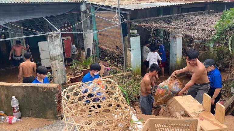 Trường học huy động giáo viên dọn dẹp lớp học.