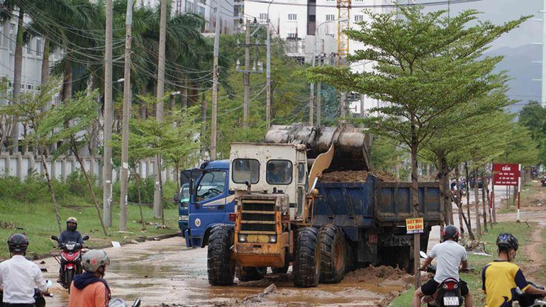 Sử dụng xe xúc bùn đất.