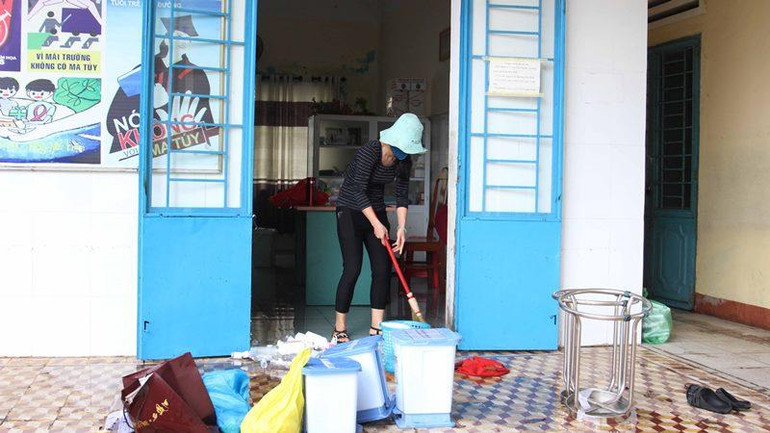 Hỗ trợ người dân dọn dẹp.