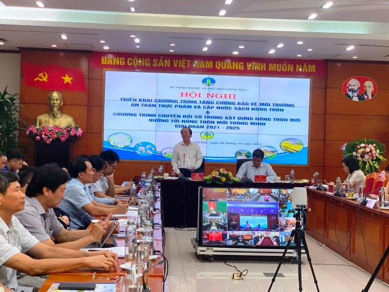 Hội nghị trực tuyến triển khai Chương trình tăng cường bảo vệ môi trường, an toàn thực phẩm và cấp nước sạch nông thôn và Chương trình chuyển đổi số trong xây dựng nông thôn mới, sáng 6/10.