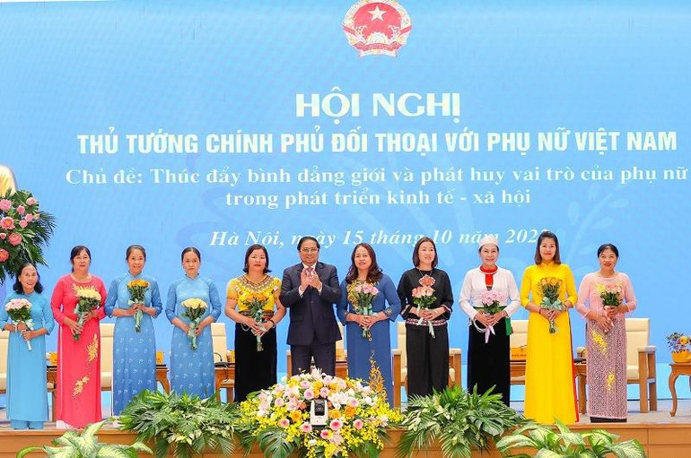 Thủ tướng tặng hoa vinh danh phụ nữ tiêu biểu thực hiện 2 đề án của Chính phủ.