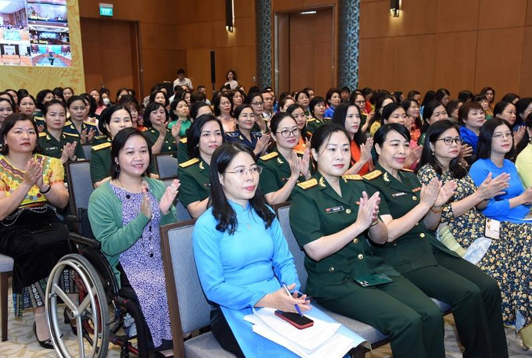 Hơn 300 đại biểu tham dự tại điểm cầu trung tâm tại Hà Nội và trên 5.000 cán bộ, hội viên phụ nữ, các nữ doanh nhân, nữ trí thức, phụ nữ lực lượng vũ trang, phụ nữ tiêu biểu trên các lĩnh vực tham gia tại các điểm cầu trên cả nước.