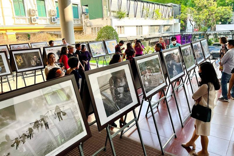 Khách tham quan triển lãm tại Bảo tàng Phụ nữ Việt Nam.