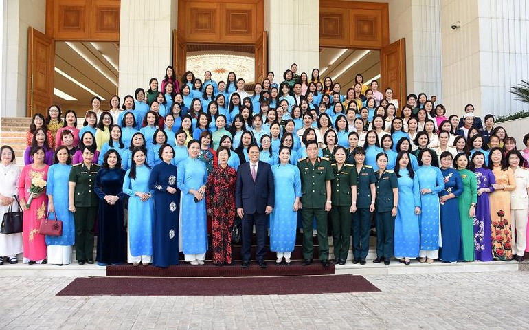 Thủ tướng với các đại biểu tham dự hội nghị.