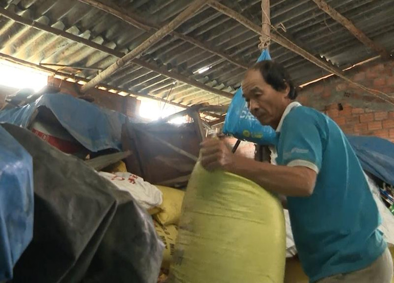 Người dân vùng lũ thị xã Đức Phổ (Quảng Ngãi) chuyển lương thực lên nơi cao ráo.