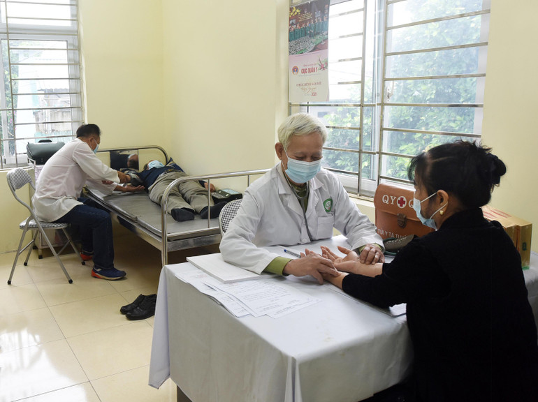 Dù tuổi cao, ông vẫn tích cực cùng các đoàn công tác y tế lên các thôn bản vùng cao, vùng sâu, vùng xa thuộc các tỉnh biên giới như: Lạng Sơn, Cao Bằng, Thái Nguyên… Mỗi chuyến đi như vậy kéo dài từ 1 đến 2 tuần, khám, chữa bệnh miễn phí cho hàng nghìn lượt đồng bào dân tộc thiểu số.