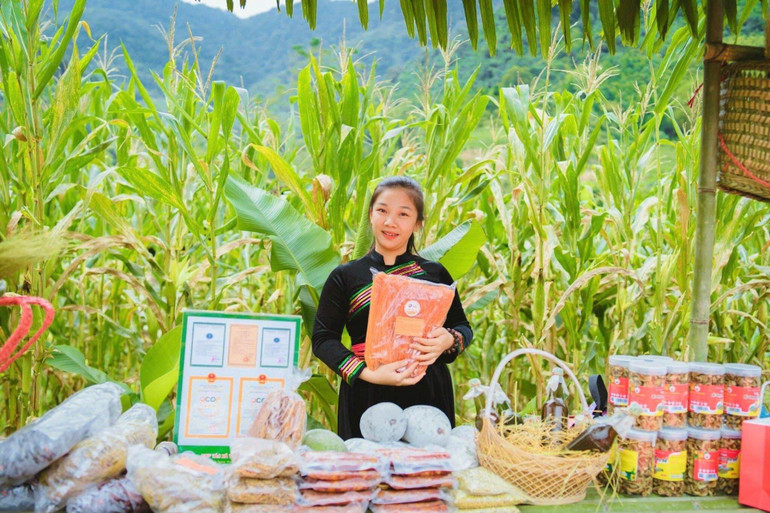 21 tuổi, Tố Mười chọn về với những núi đá cao, những cung đường dốc của Pác Nặm để tìm hướng đi khác cho nghề làm bún khô của gia đình.