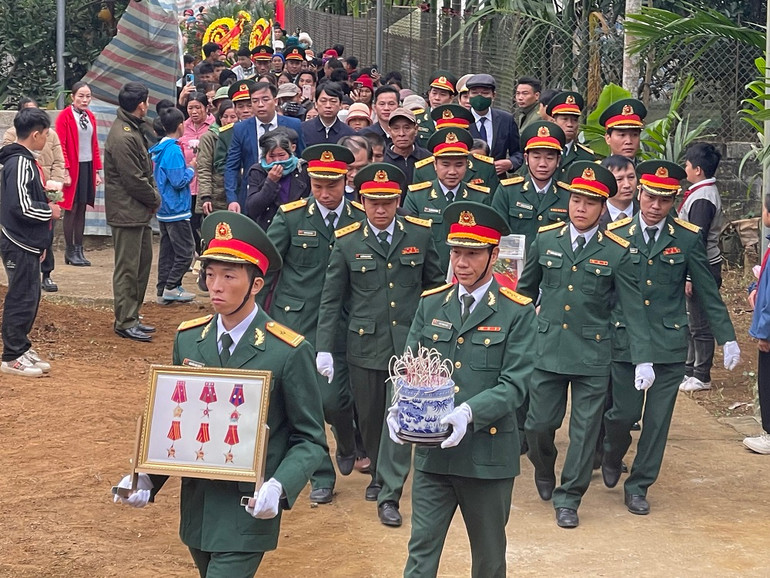 Đông đảo nhân dân trong huyện Yên Bình (Yên Bái) tham gia lễ truy điệu.