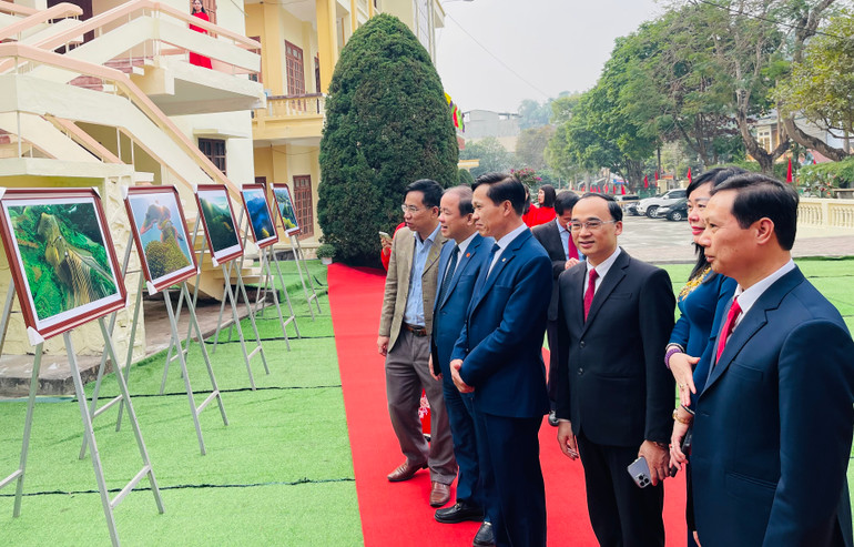 Các đại biểu tham quan ảnh hoạt động của nhà trường và tỉnh Yên Bái. (Ảnh: THANH SƠN)