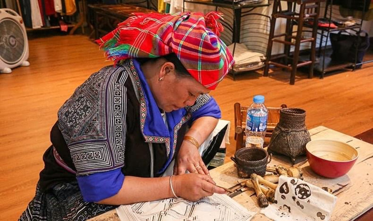 Vẽ hoa văn bằng sáp ong của đồng bào H'Mông Mù Cang Chải. (Ảnh: THANH SƠN) Vẽ hoa văn bằng sáp ong của đồng bào H'Mông Mù Cang Chải. (Ảnh: THANH SƠN)