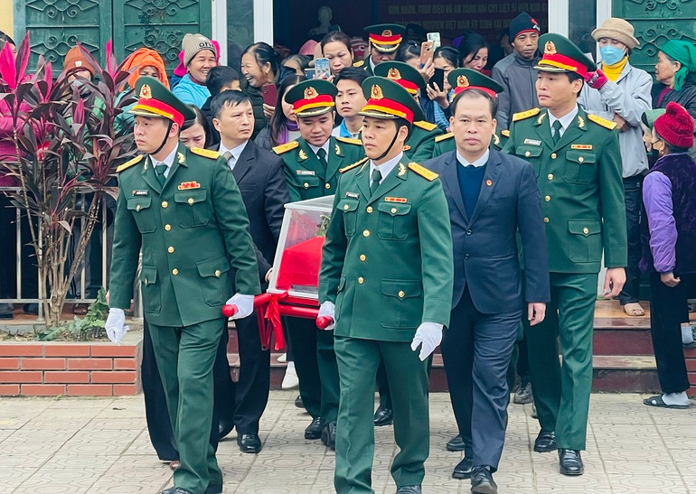 Di chuyển hài cốt liệt sĩ đi an táng.