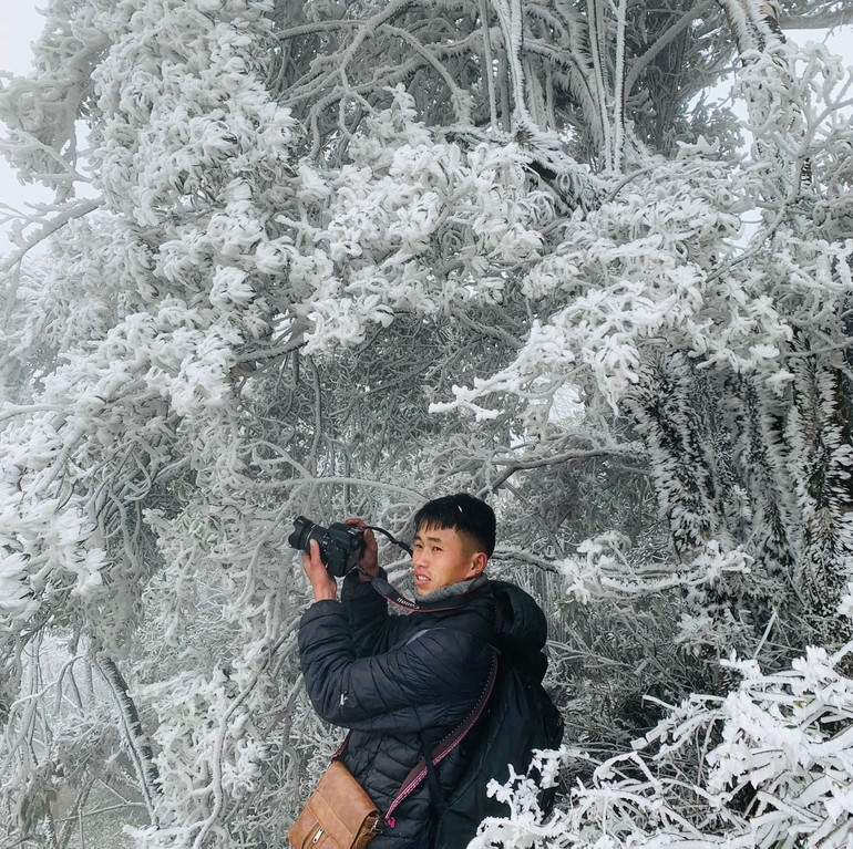Săn ảnh băng giá trên đỉnh Trống Páo Sang, xã La Pán Tẩn, huyện Mù Cang Chải. (Ảnh CTV)