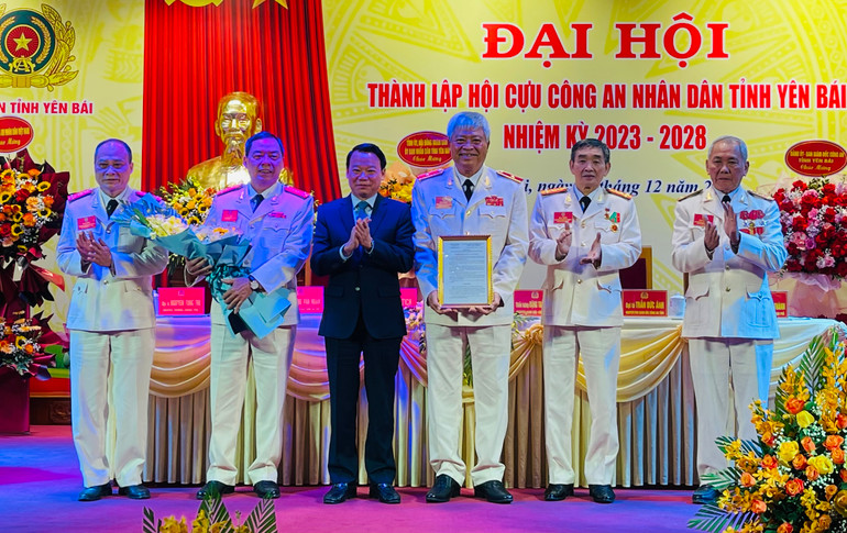 Bí thư Tỉnh ủy Đỗ Đức Duy trao Quyết định thành lập Hội Cựu Công an tỉnh Yên Bái. (Ảnh: THANH SƠN)