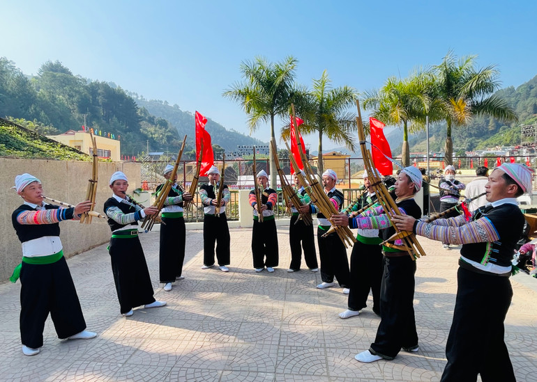 Một tiết múa khèn Mông. (Ảnh THANH SƠN)