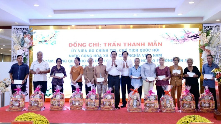 Chủ tịch Quốc hội tặng quà cho gia đình chính sách, gia đình hộ nghèo. (Ảnh: VOV.VN)