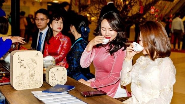 Khách hàng được thưởng thức các loại trà thượng hạng tại chương trình.