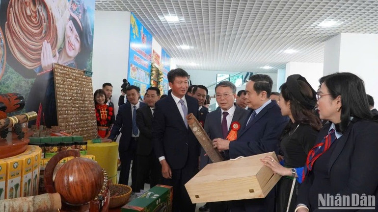 Chủ tịch Quốc hội và các đồng chí lãnh đạo bộ, ngành Trung ương thăm gian hàng trưng bày các sản phẩm văn hóa, lịch sử đặc sắc của nhân dân huyện Văn Yên (tỉnh Yên Bái). Chủ tịch Quốc hội và các đồng chí lãnh đạo bộ, ngành Trung ương thăm gian hàng trưng bày các sản phẩm văn hóa, lịch sử đặc sắc của nhân dân huyện Văn Yên (tỉnh Yên Bái).