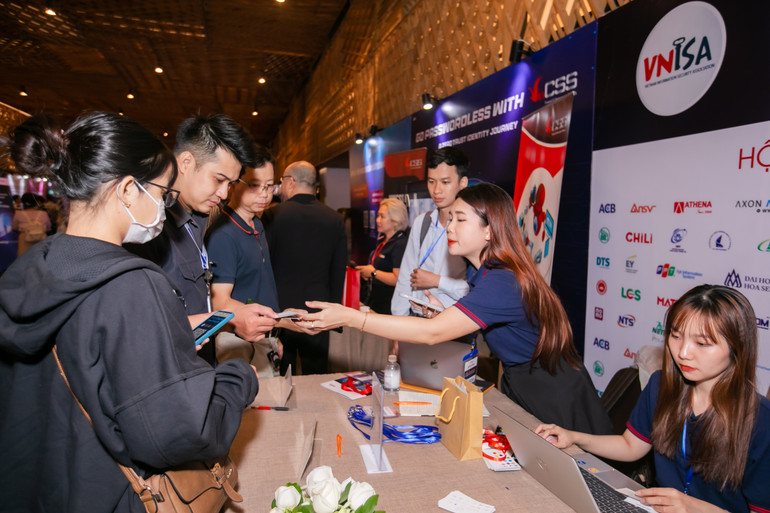 Doanh nghiệp giới thiệu công nghệ bảo mật cho người dân và doanh nghiệp. (Ảnh Anh Tuấn)