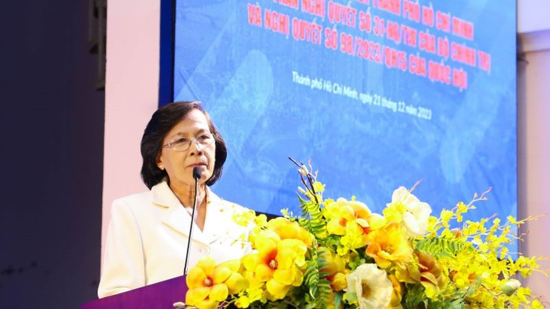 Bà Phạm Phương Thảo, nguyên Phó Bí thư Thành ủy, nguyên Chủ tịch Hội đồng nhân dân Thành phố Hồ Chí Minh phát biểu tại hội thảo.