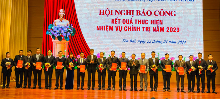 Các tập thể được khen thưởng tại hội nghị báo công. (Ảnh: THANH SƠN)