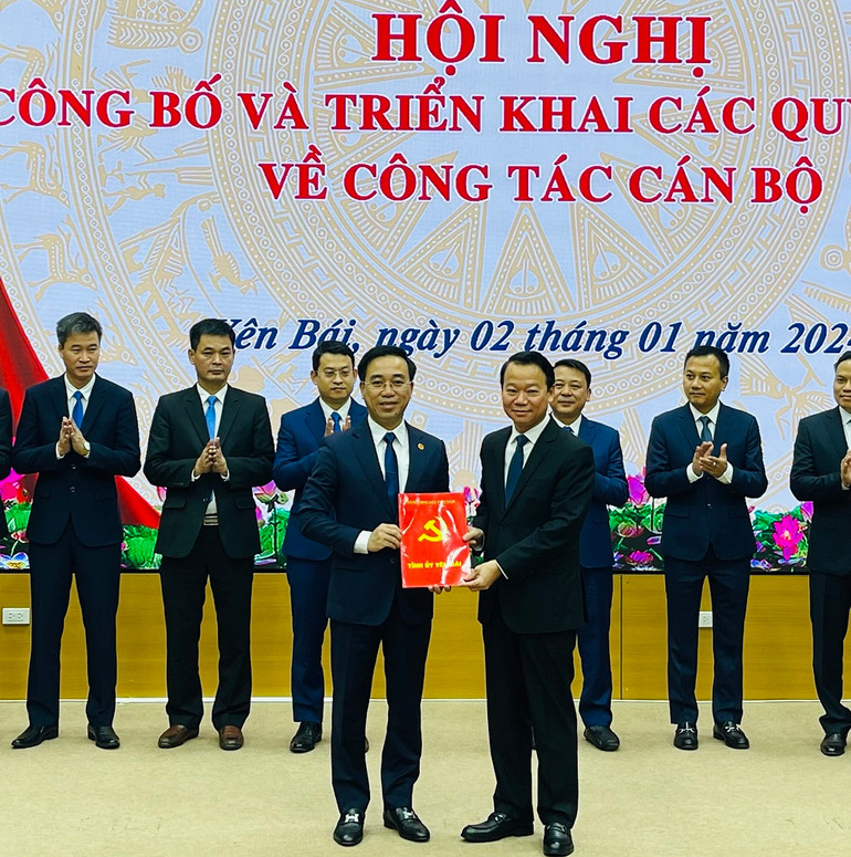 Bí thư Tỉnh ủy Đỗ Đức Duy trao quyết định cho tân Bí thư Thị ủy Đỗ Việt Bách. (Ảnh: THANH SƠN)
