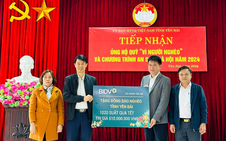 Ông Nguyễn Thế Quỳnh, Phó Giám đốc chi nhánh Ngân hàng Đầu tư và Phát triển tỉnh Yên Bái trao 1.020 suất quà Tết cho người nghèo trong tỉnh. (Ảnh: THANH SƠN).