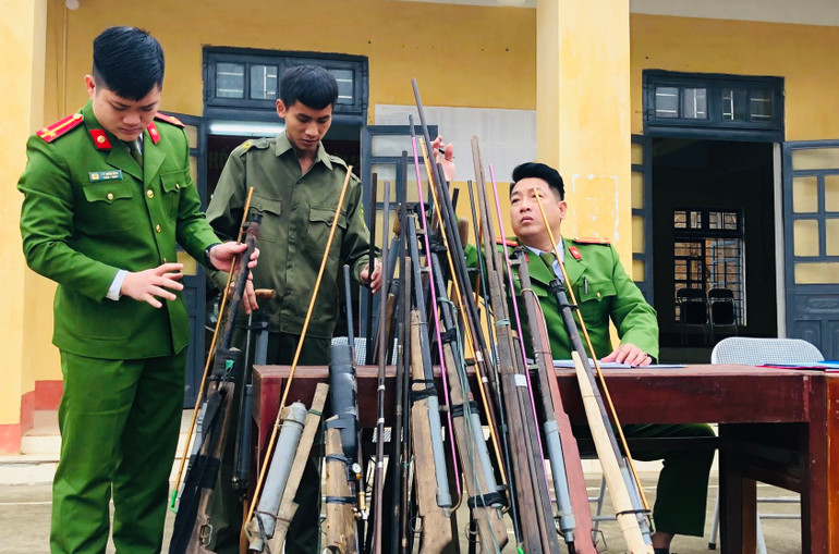 Thu hồi vũ khí tự chế tại xã Quang Minh, huyện Văn Yên. (Ảnh: THANH SƠN)