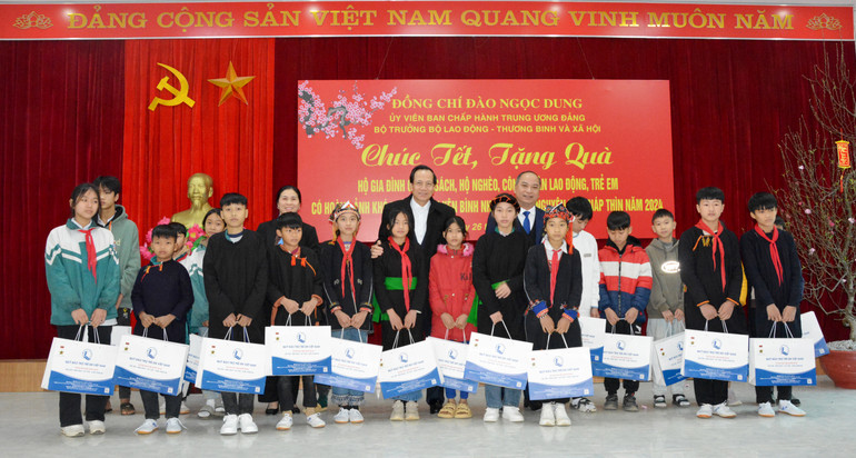 Tặng quà cho các học sinh nghèo vượt khó. (Ảnh: THANH SƠN)