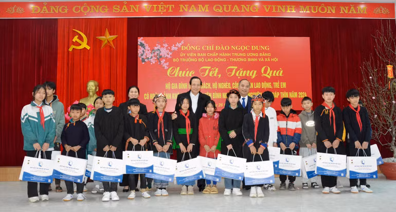 Tặng quà cho các học sinh nghèo vượt khó. (Ảnh: THANH SƠN)