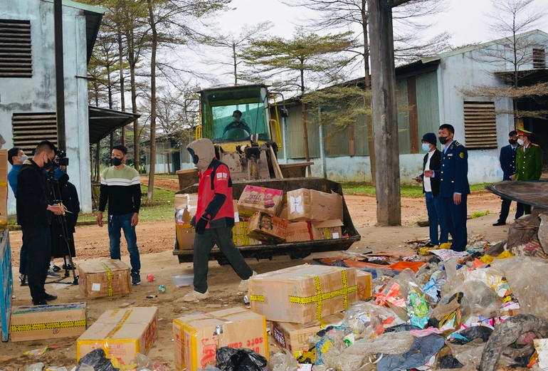 Tiêu hủy số hàng hóa không rõ nguồn gốc xuất xứ (Ảnh: THANH SƠN).