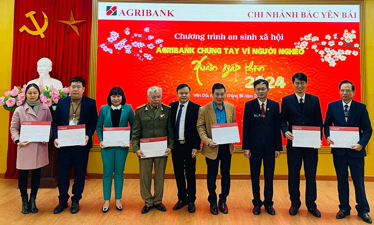 Lãnh đạo chi nhánh Ngân hàng nhà nước tỉnh Yên Bái trao hỗ trợ an sinh xã hội cho các đơn vị trong tỉnh. (Ảnh: THANH SƠN)