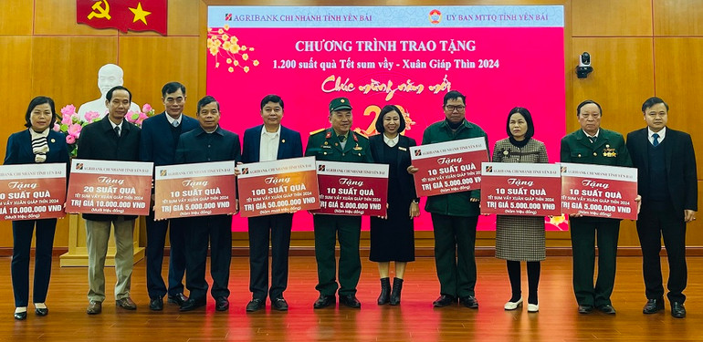 Trao quà Tết cho các tổ chức xã hội trên địa bàn tỉnh Yên Bái. (Ảnh: THANH SƠN).