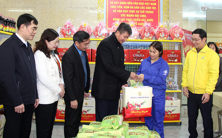 Trao quà Tết cho công nhân. (Ảnh: THANH SƠN). Trao quà Tết cho công nhân. (Ảnh: THANH SƠN).