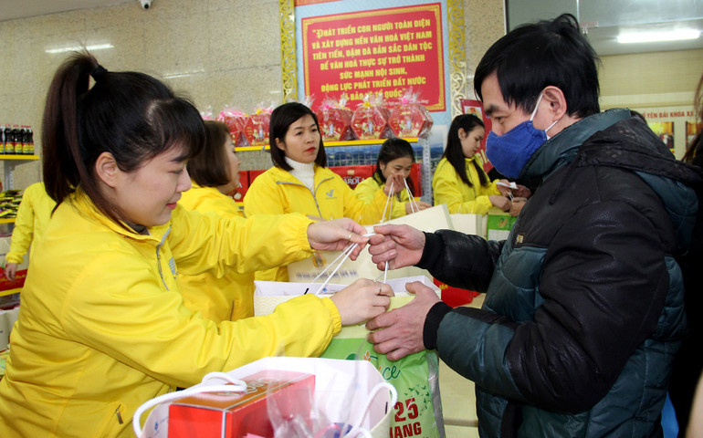 Người lao động tỉnh Yên Bái mua hàng 0 đồng tại buổi lễ. (Ảnh: THANH SƠN) Người lao động tỉnh Yên Bái mua hàng 0 đồng tại buổi lễ. (Ảnh: THANH SƠN)