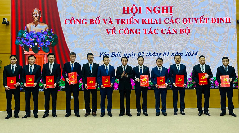 Bí thư Tỉnh ủy Đỗ Đức Duy trao quyết định cho các cán bộ được bổ nhiệm, điều động. (Ảnh: THANH SƠN)