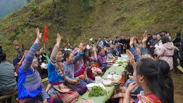 Người dân trong xã Nà Hẩu giơ tay thề giữ rừng. (Ảnh THANH SƠN).