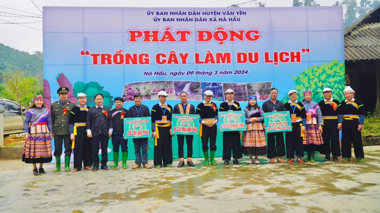 Ra quân trồng cây làm du lịch. (Ảnh THANH SƠN).