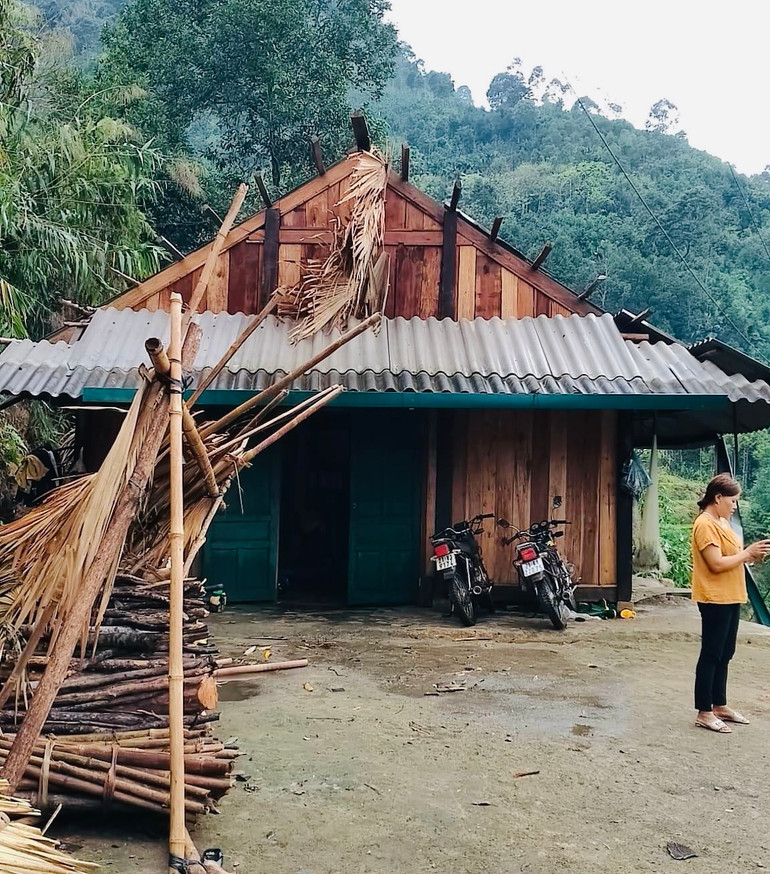 Một nhà dân tại huyện Văn Chấn bị tốc mái do thiên tai. (Ảnh: THANH SƠN)