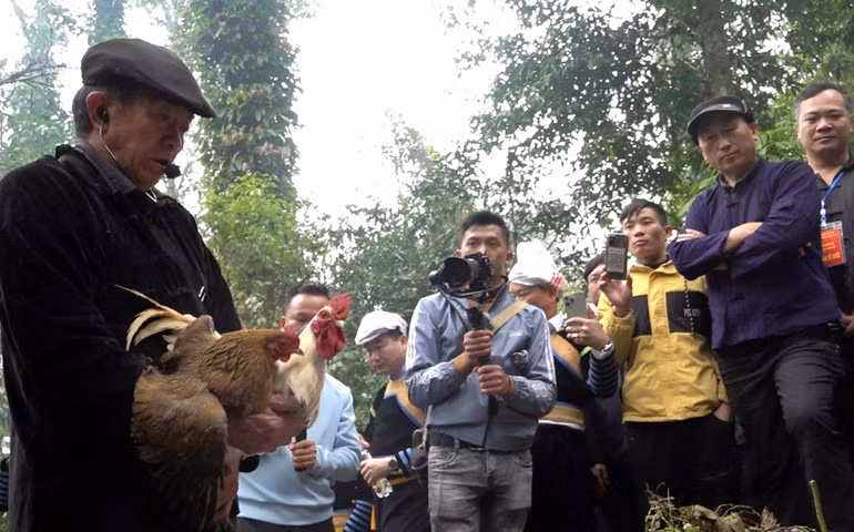 Thầy Mo làm lễ cúng thần rừng. (Ảnh THANH SƠN).