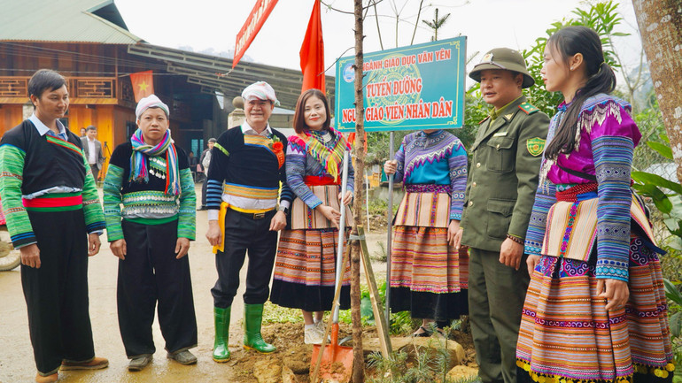 Người dân trong xã tham gia trồng cây. (Ảnh THANH SƠN).