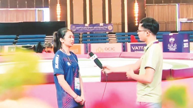 Phóng viên VTV tác nghiệp tại Sea Games 31. Ảnh: Hoài Thu