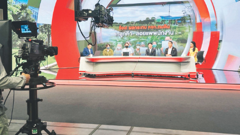 Một chương trình truyền hình được thực hiện tại trường quay của Thai PBS.