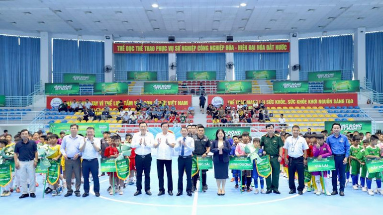 Các đại biểu cùng các đội bóng chụp hình lưu niệm tại lễ khai mạc.