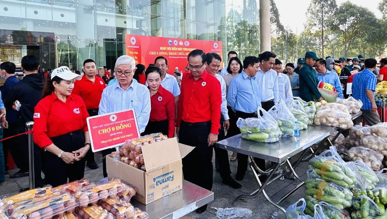 Các đại biểu tham quan Phiên chợ 0 đồng tại chương trình.