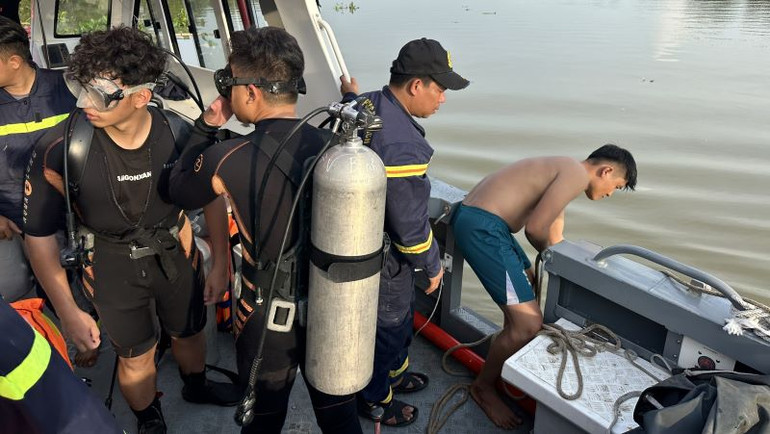 Lực lượng cứu nạn cứu hộ thuộc Phòng Cảnh sát Phòng cháy chữa cháy và Cứu nạn cứu hộ Công an tỉnh Bình Dương tại hiện trường.